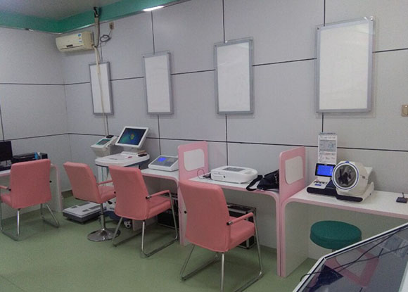 兴平市人大代表调研健康小屋