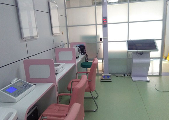 广西贺州市卫计局参观“健康小屋”