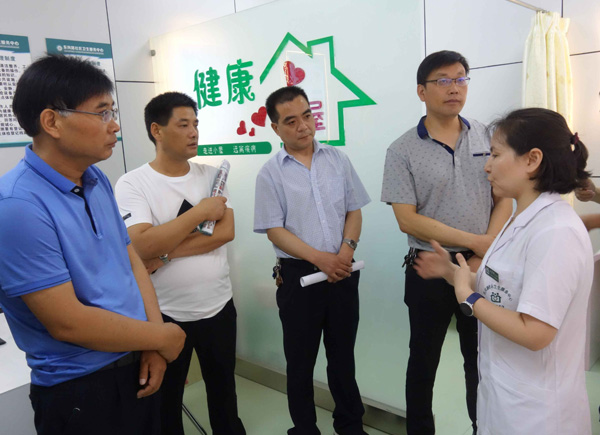 兴平市人大代表调研健康小屋