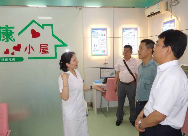 广西贺州市卫计局参观“健康小屋